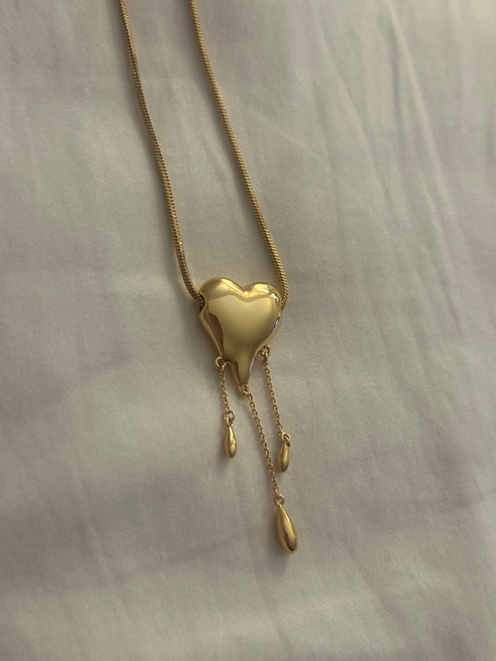 En route melting heart gold necklace